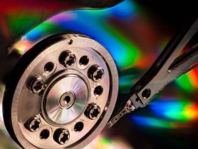 A HDD meghajtón a forgó tányérok és író-olvasó fejek tárolják és kezelik az adatokat.