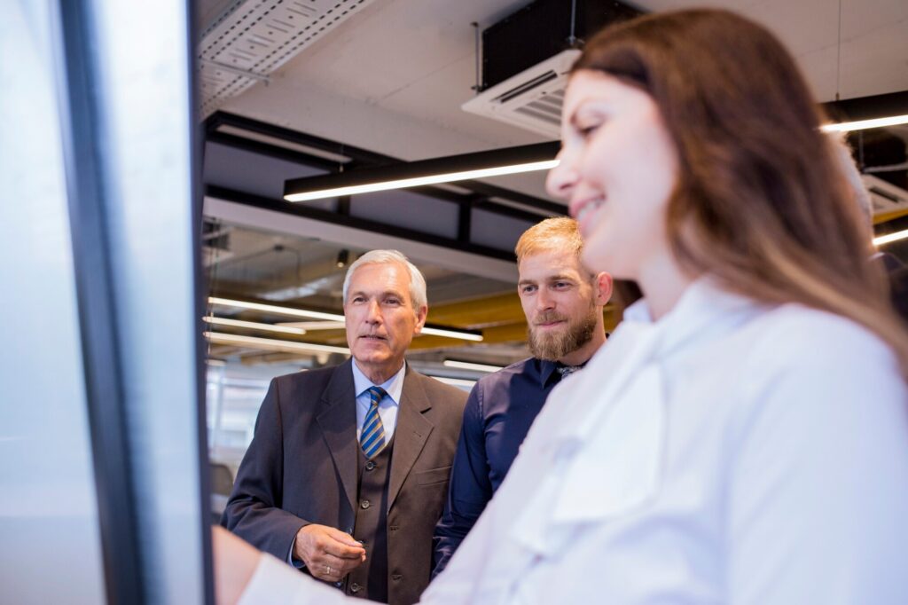 Egy stand akkor működik igazán, ha az érdeklődő nem csak ránéz, hanem meg is áll, kérdez, és kialakul egy rövid beszélgetés.